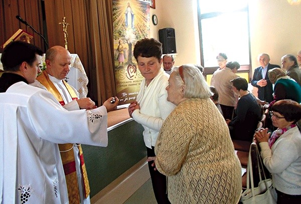  Ks. Sławomir Płusa przewodniczył nabożeństwu eucharystycznemu z uwielbieniem i modlitwą uzdrowienia