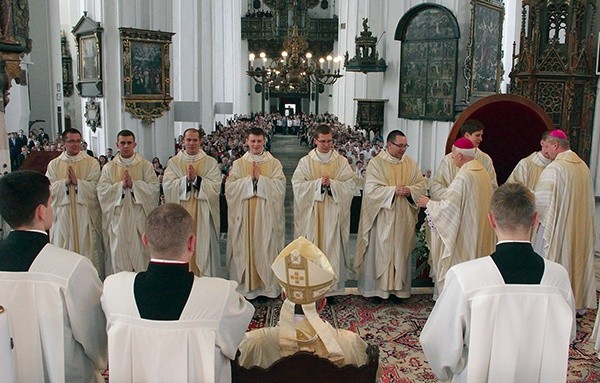 Na zakończenie rytu święceń wszyscy biskupi i kapłani przekazują neoprezbiterom znak pokoju