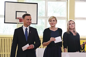  Andrzej Duda z żoną Agatą i córką Kingą głosowali w Obwodowej Komisji Wyborczej nr 108, mieszczącej się w budynku Gimnazjum nr 13  przy ul. Mackiewicza