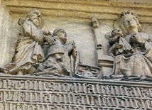  Najstarszy wizerunek Jana Długosza (klęczy drugi od lewej) zachował się na tablicy erekcyjnej Domu Psałterzystów na Wawelu  z 1480 r. (obecnie wmurowana  w ścianę Domu Długosza)