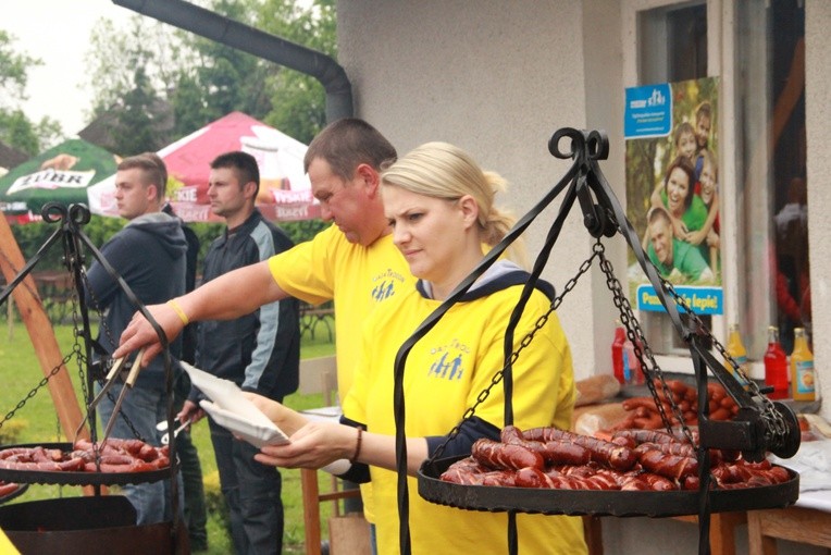 Już kopią przy kościele