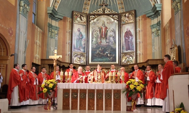 Neoprezbiterzy podczas Eucharystii w katedrze św. Mikołaja