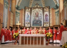 Neoprezbiterzy podczas Eucharystii w katedrze św. Mikołaja