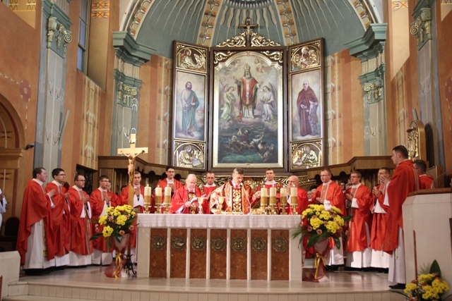 Neoprezbiterzy podczas Eucharystii w katedrze św. Mikołaja