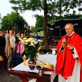 Ks. Bogumił Karp poświęcił nowy krzyż i odprawił przy nim Mszę św.