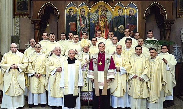 Do wspólnej fotografii przy ołtarzu pięciu kapłanów – męczenników radomskich okresu II wojny światowej – neoprezbiterzy stanęli z biskupami i członkami Zarządu WSD w Radomiu