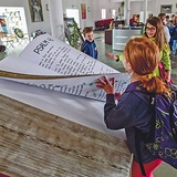 Na Lednicy można zobaczyć ogromną Biblię, którą pisała cała Polska na jedno ze spotkań 