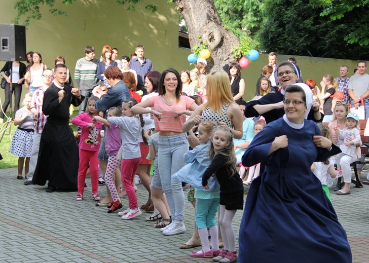 Tańce integracyjne prowadzone przez siostry służebniczki 