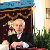  Jerzy Kichler przed Aron ha-kodesz w Domu Modlitwy Synagogi pod Białym Bocianem 