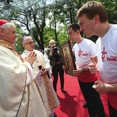 Powyżej: Młodzi odpowiedzialni za ŚDM  z kard. Műllerem i abp. Skworcem