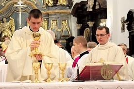 Neoprezbiterzy – ks. Łukasz Gawrzydek (po lewej) i ks. Tomasz Stępniak