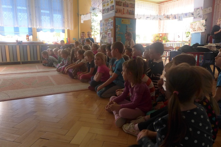 Wizyta uzcniów Gimnazjum nr 1 w Ełku u przedszkolaków