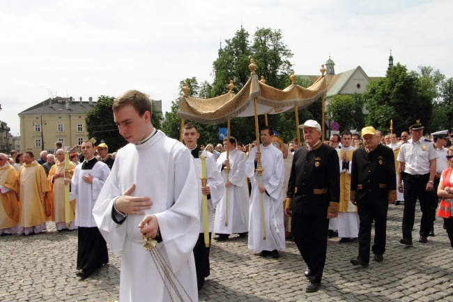 Boże Ciało w Krakowie - procesja z Wawelu na Rynek Główny - cz. 1