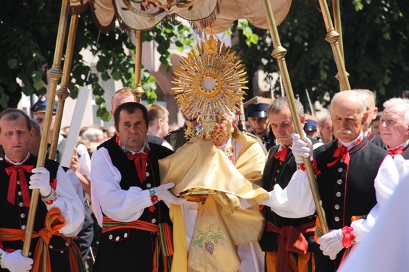 Po uroczystej Eucharystii odbyła się procesja z Najświętszym Sakramentem do czterech ołtarzy