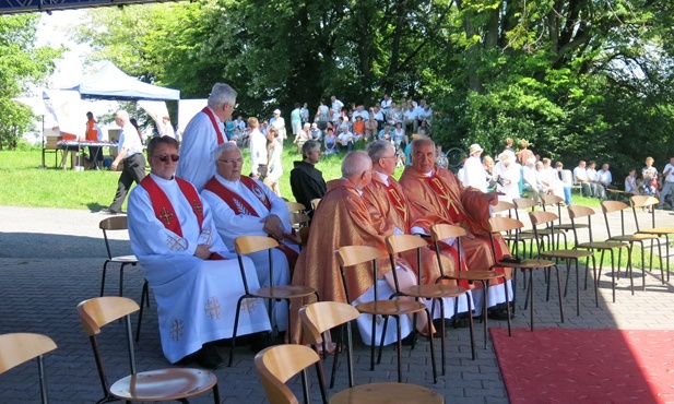 Kaplicówka: gromadzą się wierni