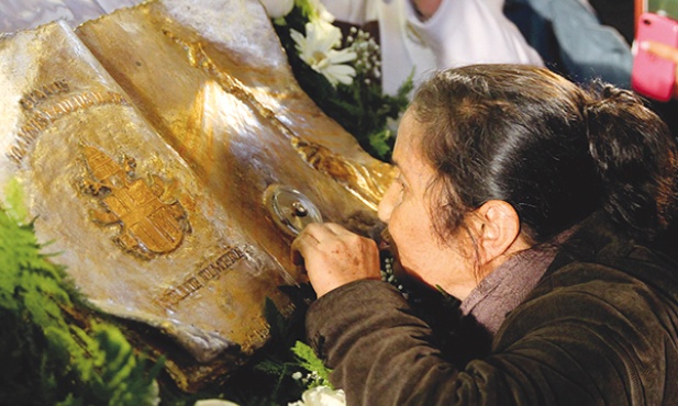  2.06.2015. Kolumbia. Bogota. Kobieta oddaje hołd relikwiom krwi św. Jana Pawła II. Ten oficjalny relikwiarz przybył właśnie do tego kraju. 