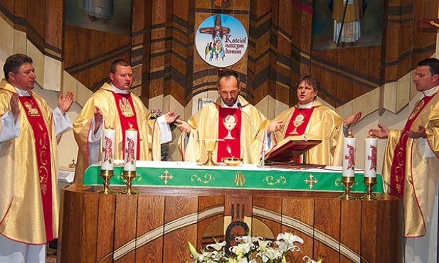  W parafiach salezjańskich w Kutnie i Żyrardowie odbywa się wiele nabożeństw, na które przybywają wierni i księża diecezjalni 
