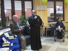 W czasie spotkania z cyklu „Noc Bibliotek” o. proboszcz Wiesław Wiśniewski dziękował za zainteresowanie i pomoc w porządkowaniu klasztornej biblioteki