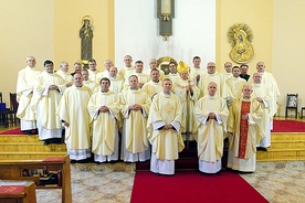  Srebrni jubilaci stanęli do pamiątkowej fotografii z biskupami i członkami zarządu seminarium 