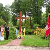  Wzniesiony przed 6 laty krzyż jest symbolem szczególnej więzi, jaka łączyła i łączy nadal św. Jana Pawła II z młodzieżą 