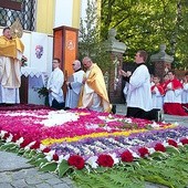 W Trzebnicy siostry  boromeuszki od lat przygotowują dywan kwiatowy przy jednym z ołtarzy. Tym razem nawiązywał do Roku Życia Konsekrowanego