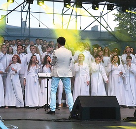 Uwielbienie prowadził chór Gospel Rain