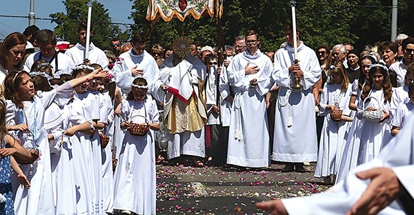  We wszystkich parafiach wyszły na ulice procesje eucharystyczne. Była to okazja do dania świadectwa swojej wiary