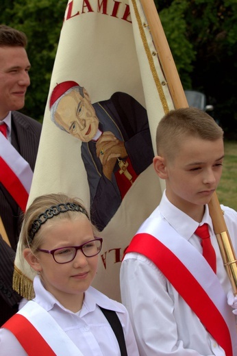 Nadanie imienia bł. ks. Jerzego Popiełuszki gimnazjum w Smolajnach