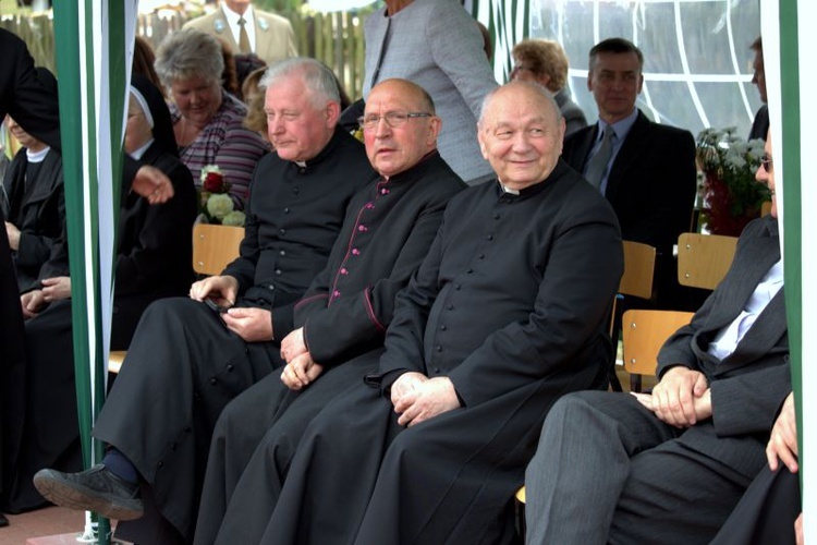 Nadanie imienia bł. ks. Jerzego Popiełuszki gimnazjum w Smolajnach