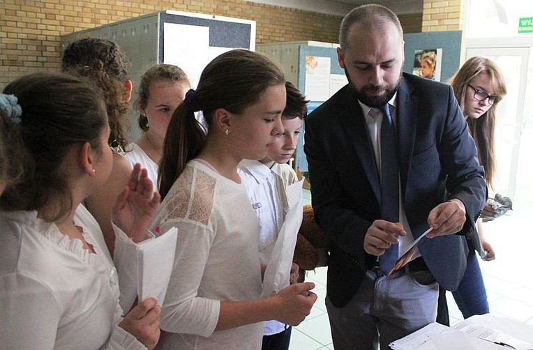 Paweł Stawarczyk z Fundacji "Luce" zachęcał uczniów ligockich szkół, by dołączyli do modlitewnej akcji "Bucik"