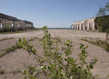 Ruiny dawnej bazy wojsk radzieckich w Lipawie