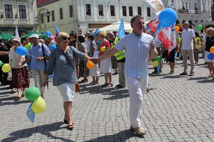 Rodzinny polonez na Marszu dla Życia i Rodziny