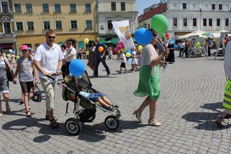 Rodzinny polonez na Marszu dla Życia i Rodziny