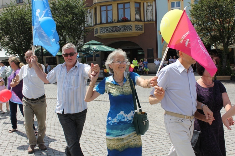 Rodzinny polonez na Marszu dla Życia i Rodziny