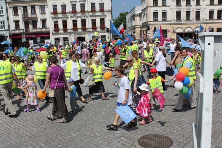 Rodzinny polonez na Marszu dla Życia i Rodziny