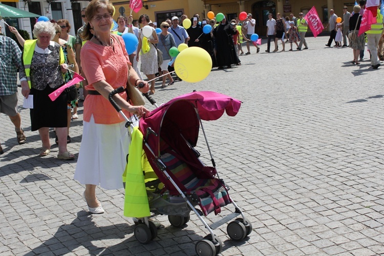 Rodzinny polonez na Marszu dla Życia i Rodziny