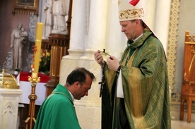 Krzyż przekazał ks. Piotrowi Popisowi bp Piotr Turzyński