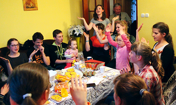  Tym razem doroczne spotkanie przy jajecznicy, na którym mali i duzi misjonarze ze Skoczowa spotykają się w drugi dzień Zielonych Świąt, w Święto Maryi, Matki Kościoła, odbyło się w domu rodziny Marhulów