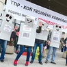 Protest przeciwko umowie handlowej USA–UE przed siedzibą Przedstawicielstwa Komisji Europejskiej w Polsce, Warszawa, 18 kwietnia 2015
