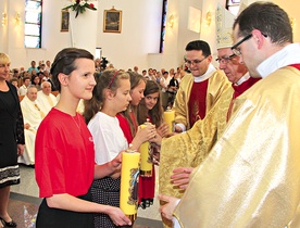  Młodzi przedstawiciele Caritas złożyli w ofierze świece dedykowane Jezusowi Miłosiernemu oraz Apostołom Miłosierdzia