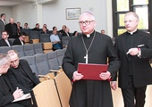  Bp Artur Miziński drugi raz uczestniczył w forum. Z prawej organizator ks. prof. dr hab. Tomasz Rozkrut