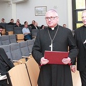  Bp Artur Miziński drugi raz uczestniczył w forum. Z prawej organizator ks. prof. dr hab. Tomasz Rozkrut