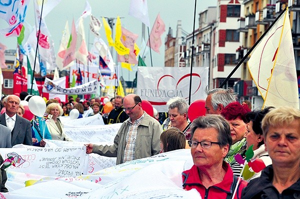 Uczestnicy marszu w Koszalinie nieśli 14 czerwca materiał z wypisanymi fragmentami nauczania Jana Pawła II. Także podczas pozostałych marszów  w Pile, Szczecinku, Wałczu, Kołobrzegu i Słupsku w ramach akcji „Stop aborcji” zbierano podpisy pod obywatelskim projektem ustawy całkowicie jej zakazującym