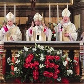  Wraz z jubilatem Eucharystię sprawowali bp Wiesław Szlachetka, abp senior Tadeusz Gocłowski oraz kilkudziesięciu kapłanów 