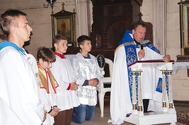  Rozważania inaugurujące nabożeństwa fatimskie prowadzi ks. Wojciech Wawrzyniak