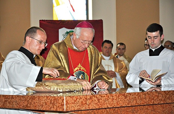  Kościół i ołtarz konsekrował bp Andrzej F. Dziuba