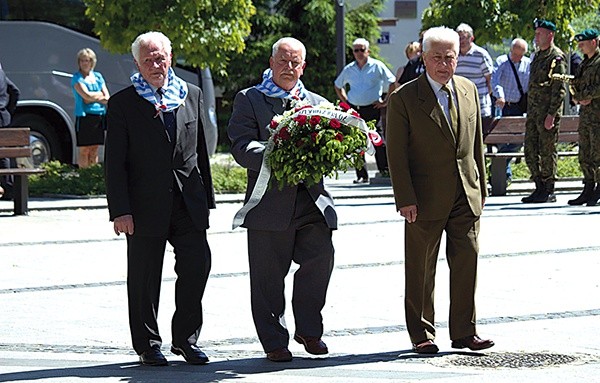  Więźniowie obozów koncentracyjnych podczas składania kwiatów