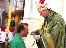  Krzyż przekazał misjonarzowi bp Piotr Turzyński