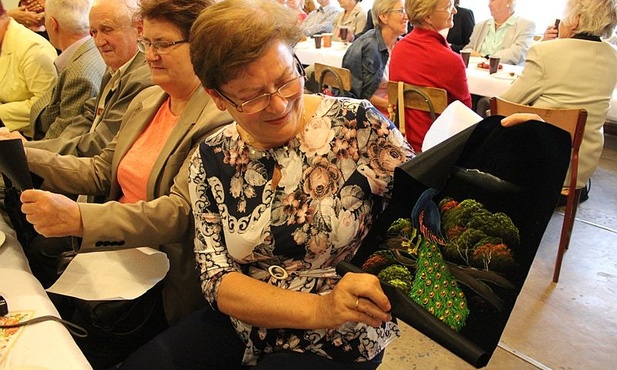 Każdy z rodziców adopcyjnych dostał upominek z rąk bp. Ponniaha