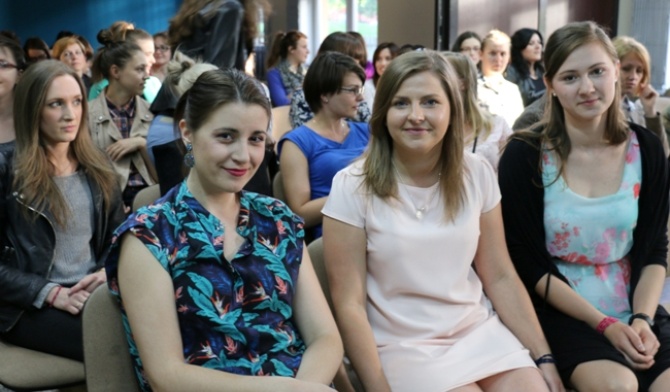 Od lewej: Magdalena Frączek oraz organizatorki cyklu spotkań Klaudia Miśkiewicz i Dominika Brdak